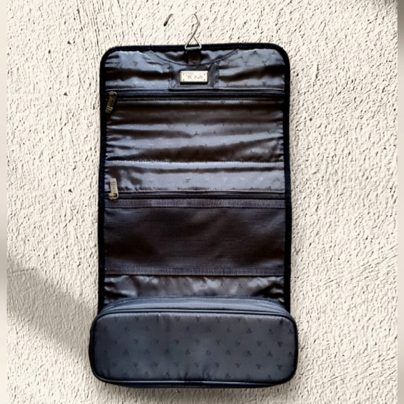 TUMI TRAVEL HANGING TOILETRY KIT - Picture 2 of 5